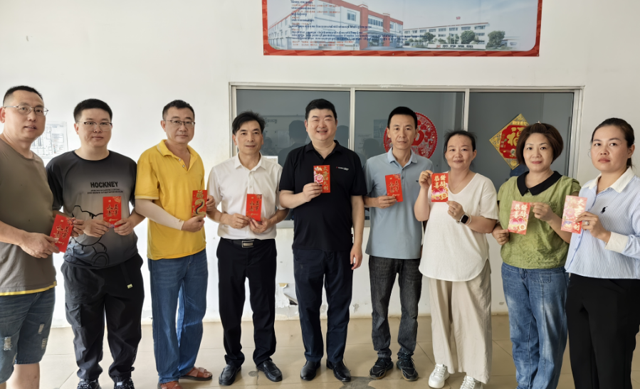 Shi Jihong Visits and Extends Greetings to Employees of Newcomer Luggage (Cambodia) Manufacturing Co., Ltd.